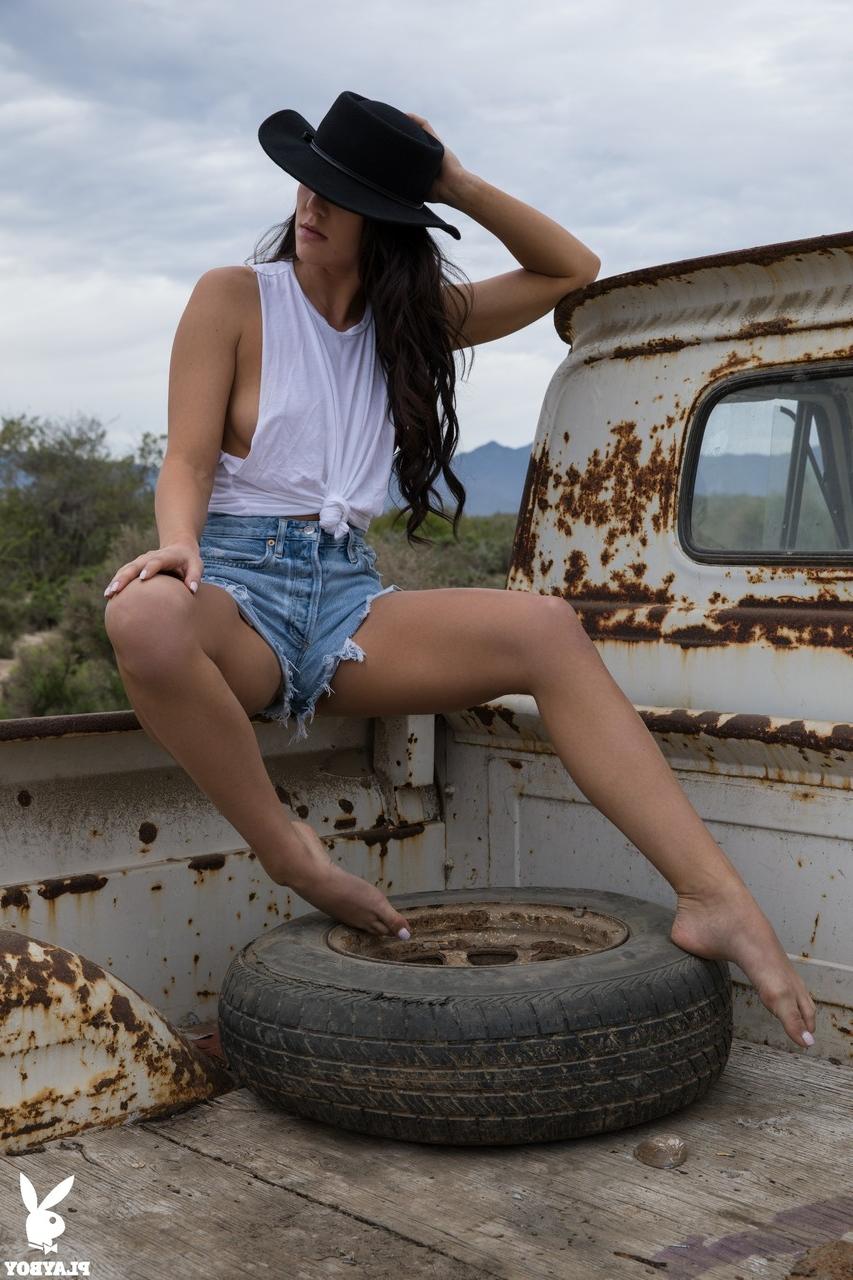 20P A glamourosa Carmen Nikole mostra seus lindos seios em um solo sexy ao ar livre