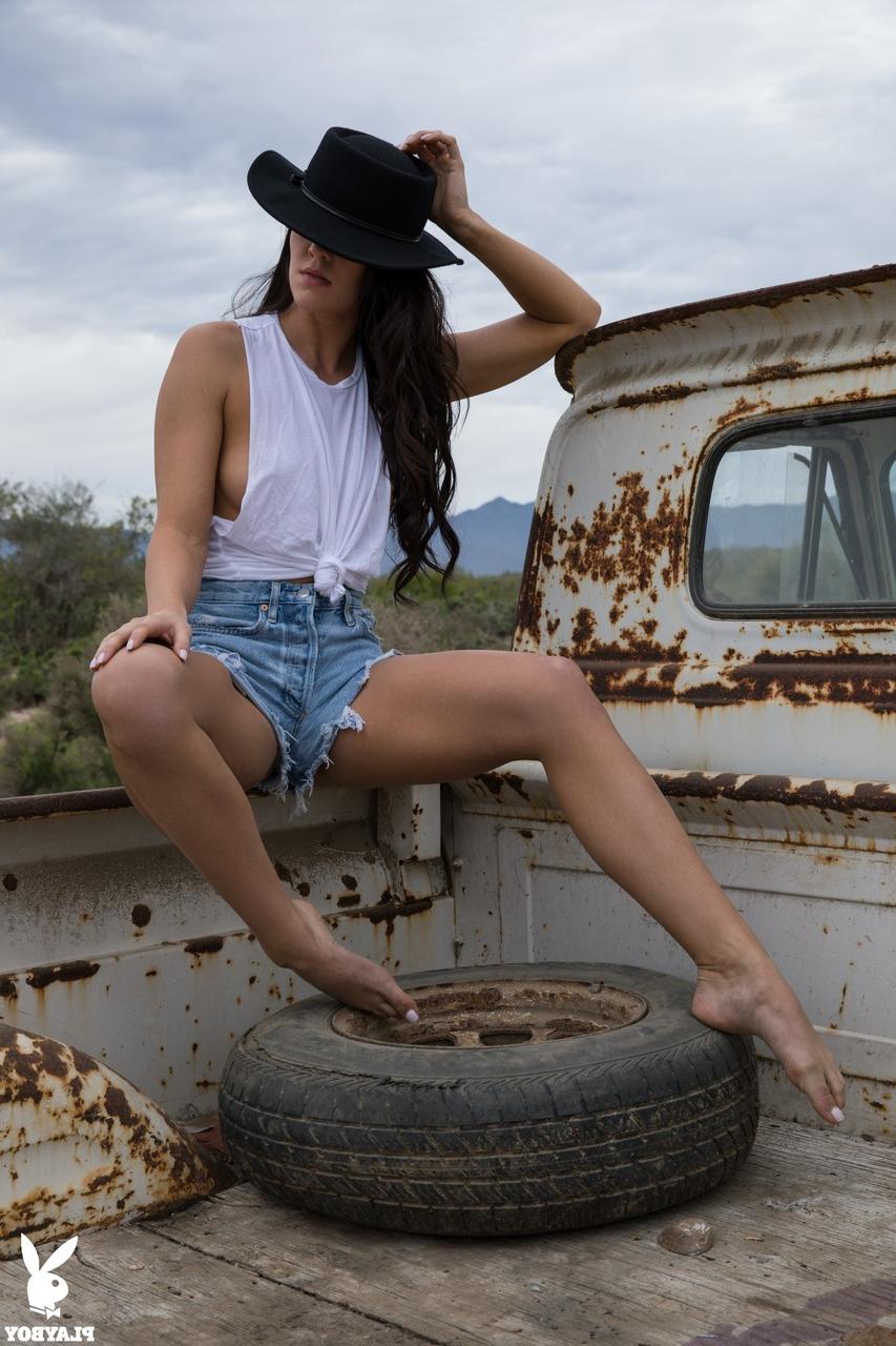 20P A glamourosa Carmen Nikole mostra seus lindos seios em um solo sexy ao ar livre