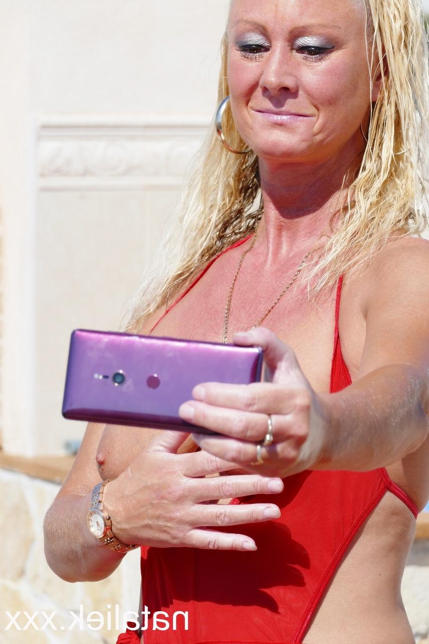 15P Natalie K, épouse salope, prend des selfies de ses trous en posant en maillot de bain.