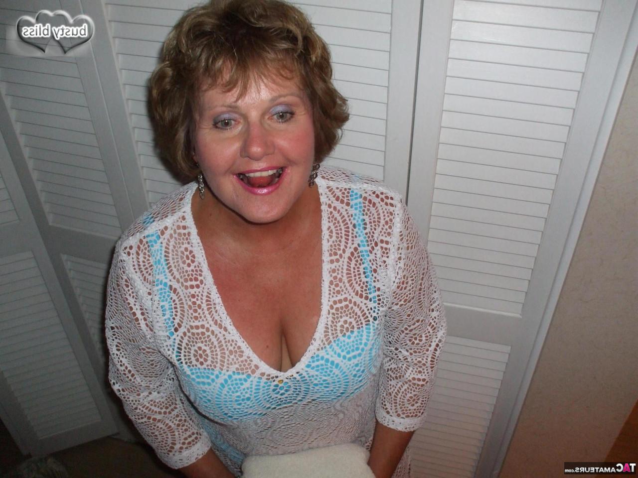 20P Die ältere Frau Busty Bliss zieht sich völlig aus, bevor sie einen POV-Blowjob gibt