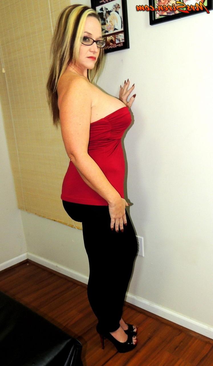 17P A esposa amadora Dee Siren exibe sua bunda grande e pés descalços durante a ação solo