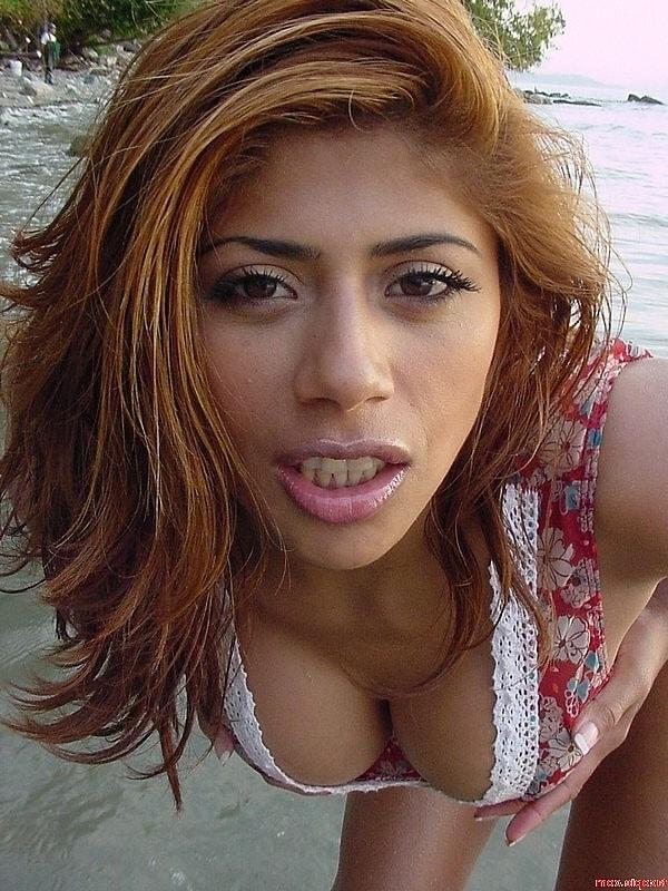 20P La hermosa latina Angel Case muestra su escote y su coño recortado al aire libre