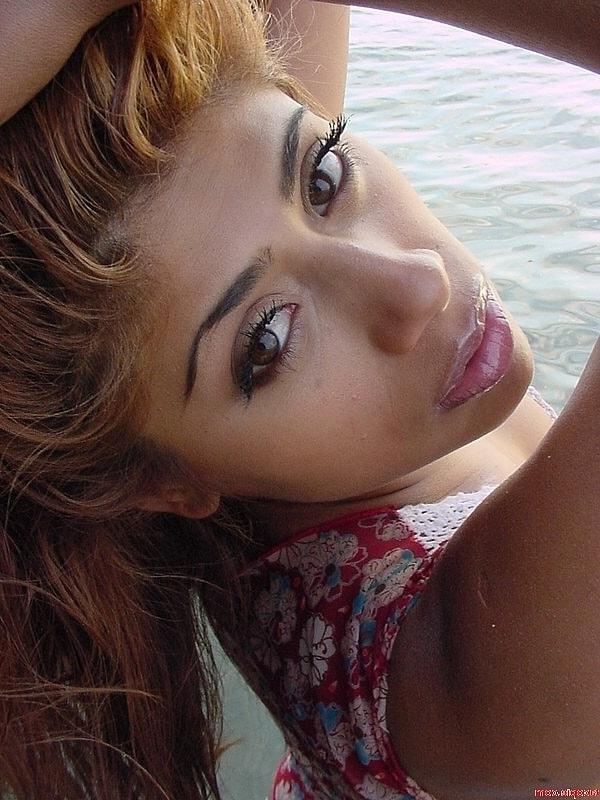 20P La hermosa latina Angel Case muestra su escote y su coño recortado al aire libre