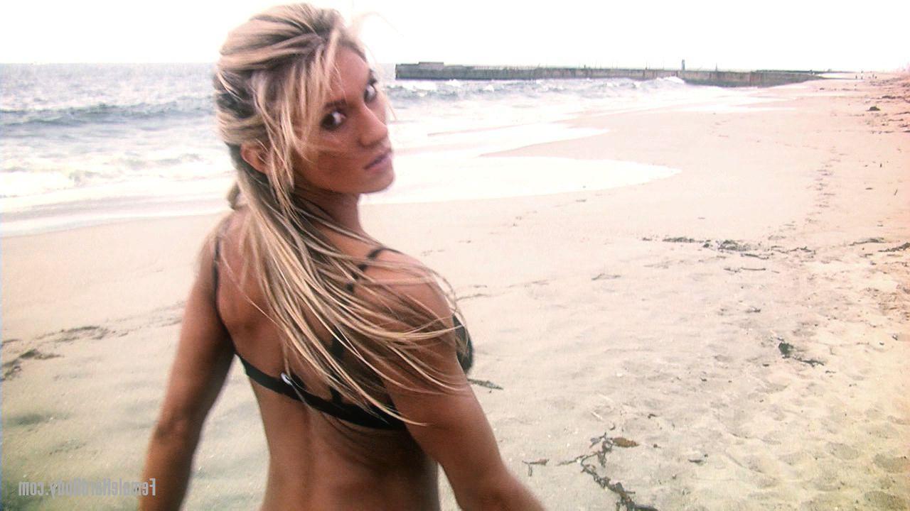 20P La culturiste mature Abby Marie montre son corps athlétique en bikini à la plage.