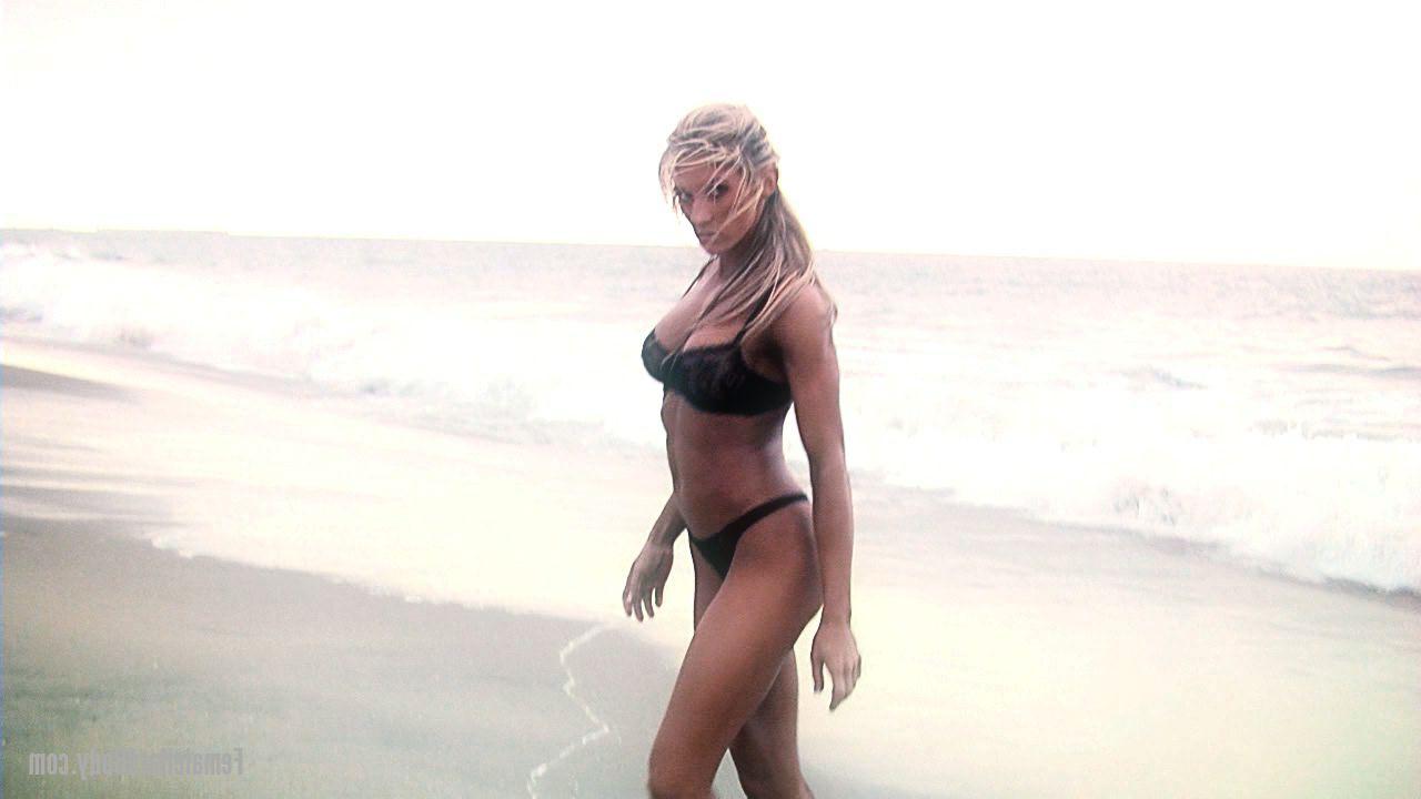 20P La culturiste mature Abby Marie montre son corps athlétique en bikini à la plage.