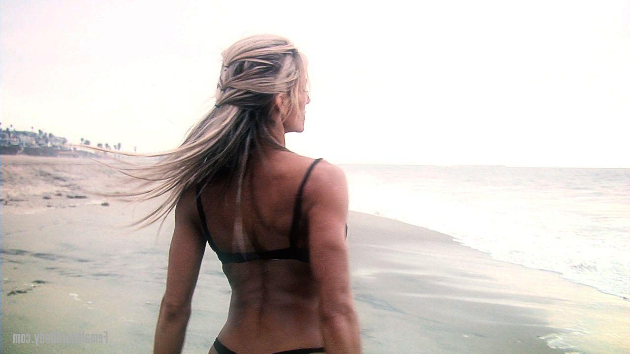 20P La culturiste mature Abby Marie montre son corps athlétique en bikini à la plage.