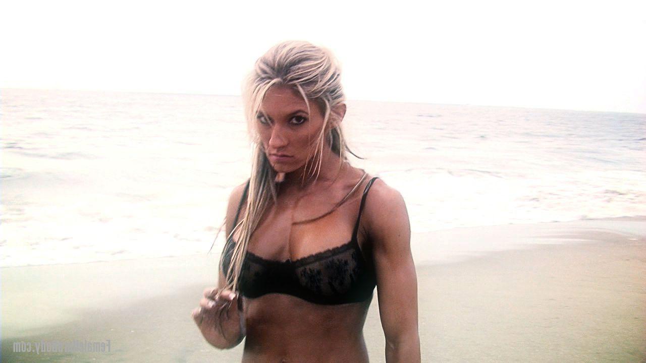 20P La culturiste mature Abby Marie montre son corps athlétique en bikini à la plage.