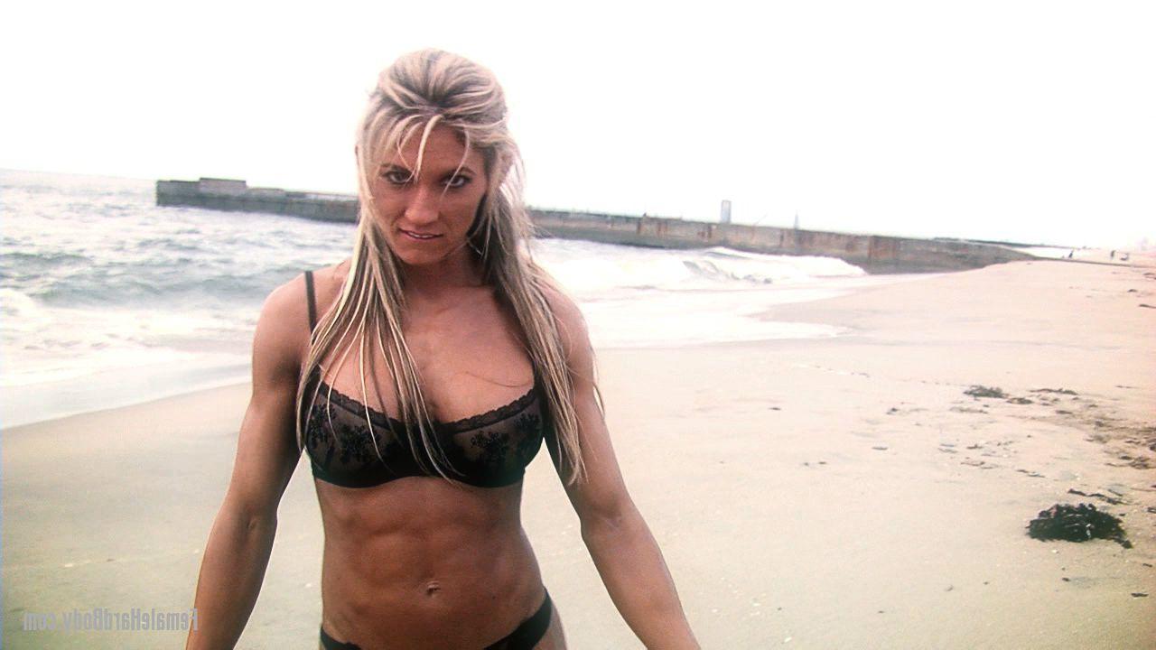 20P La culturiste mature Abby Marie montre son corps athlétique en bikini à la plage.