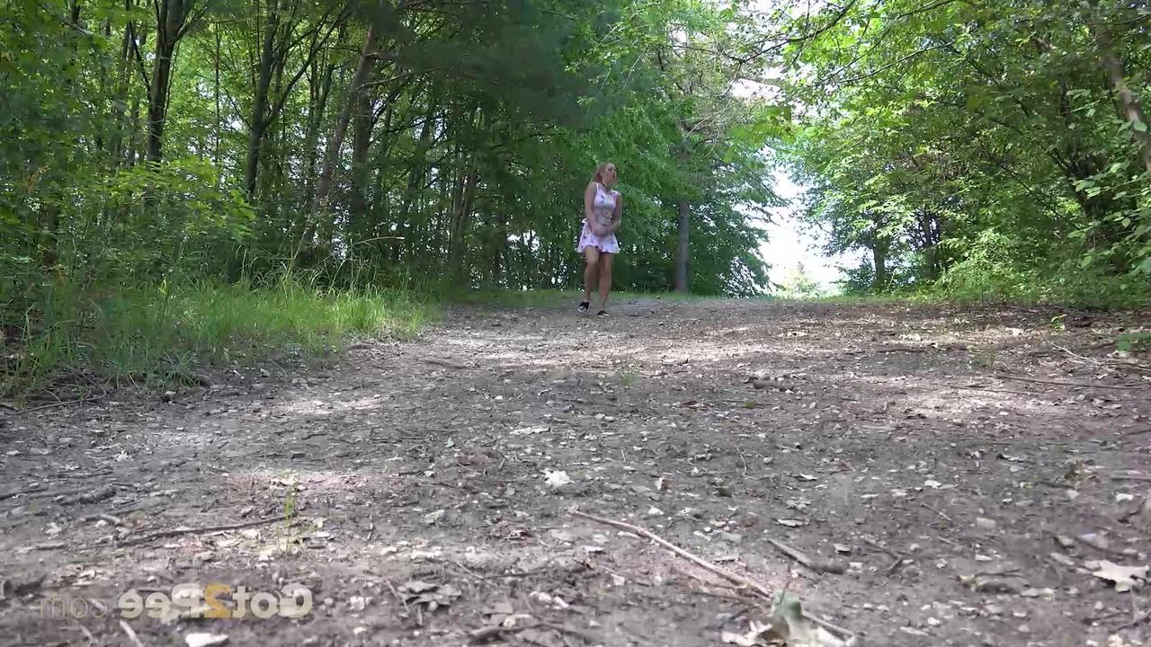 15P A garota loira Chrissy Fox é pega mijando em um caminho pela floresta