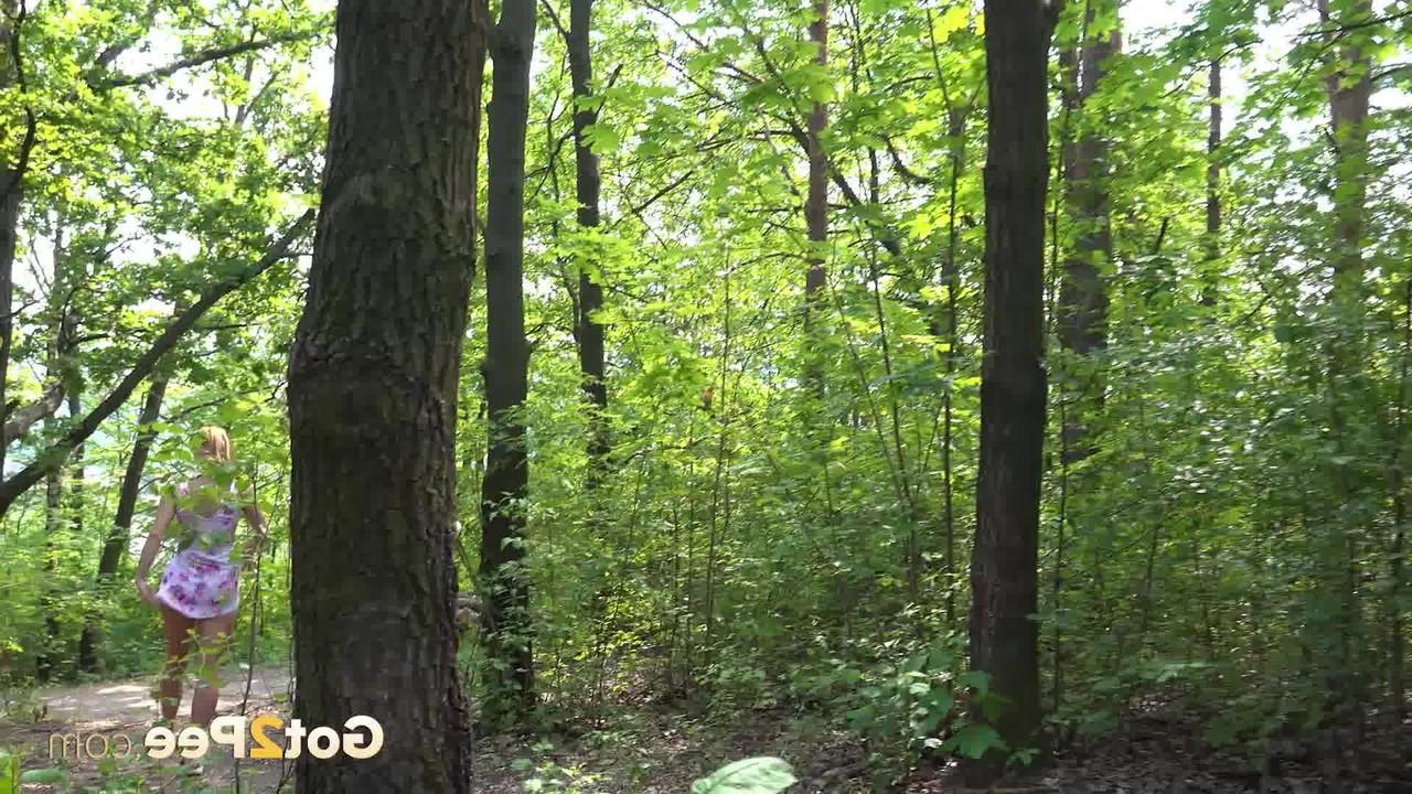 15P A garota loira Chrissy Fox é pega mijando em um caminho pela floresta