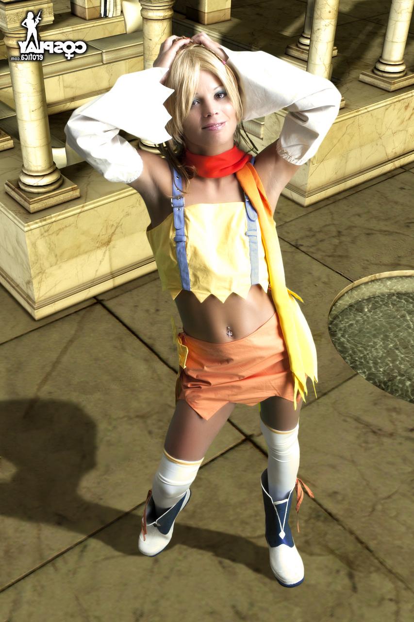 11P Loira fofa tira parte de sua roupa de cosplay durante ação solo