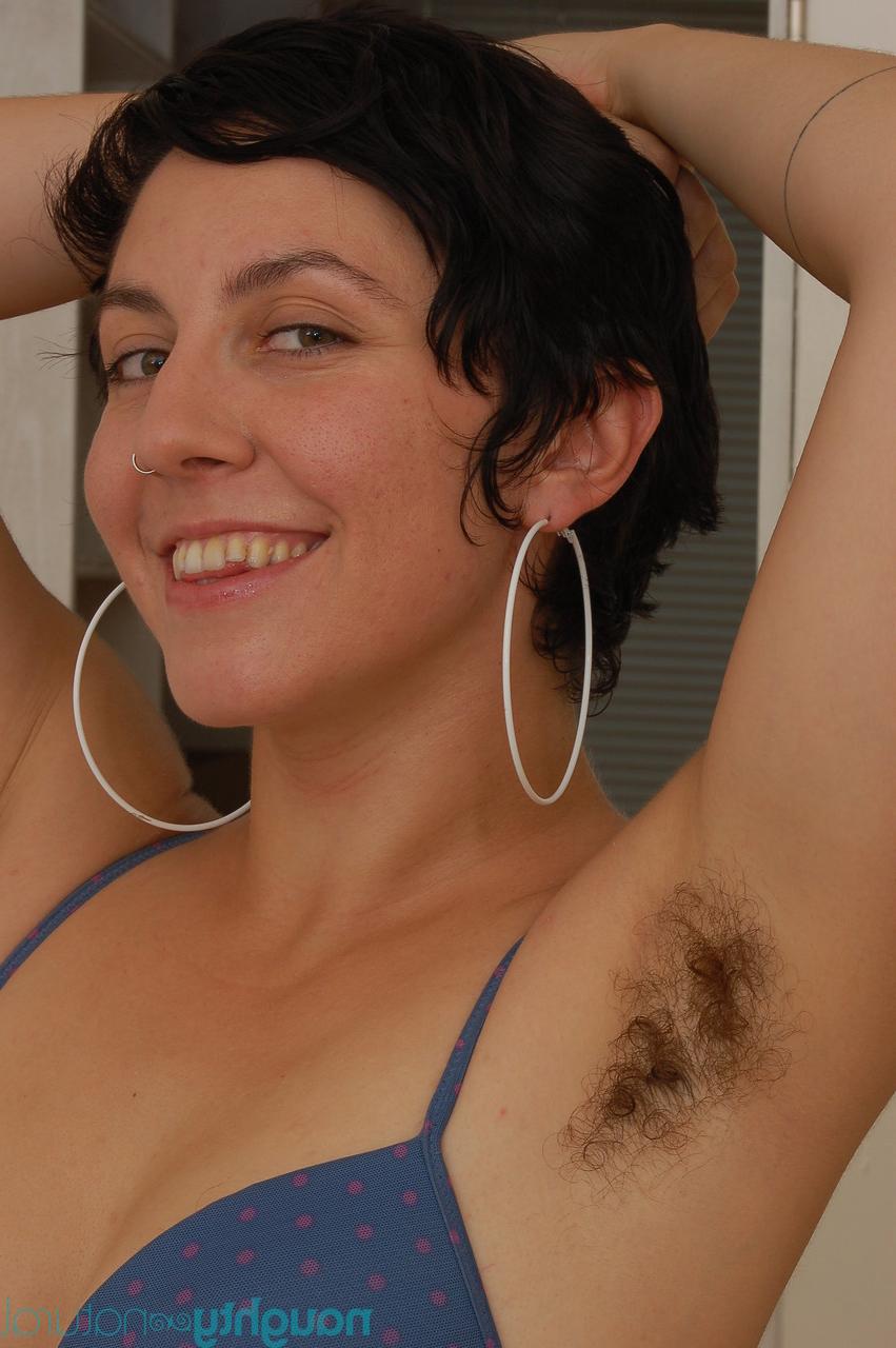20P A amadora de cabelos curtos Nikki Silver revela seus talentos naturais e brinca com sua vulva espessa