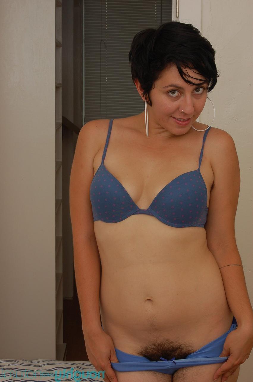 20P A amadora de cabelos curtos Nikki Silver revela seus talentos naturais e brinca com sua vulva espessa
