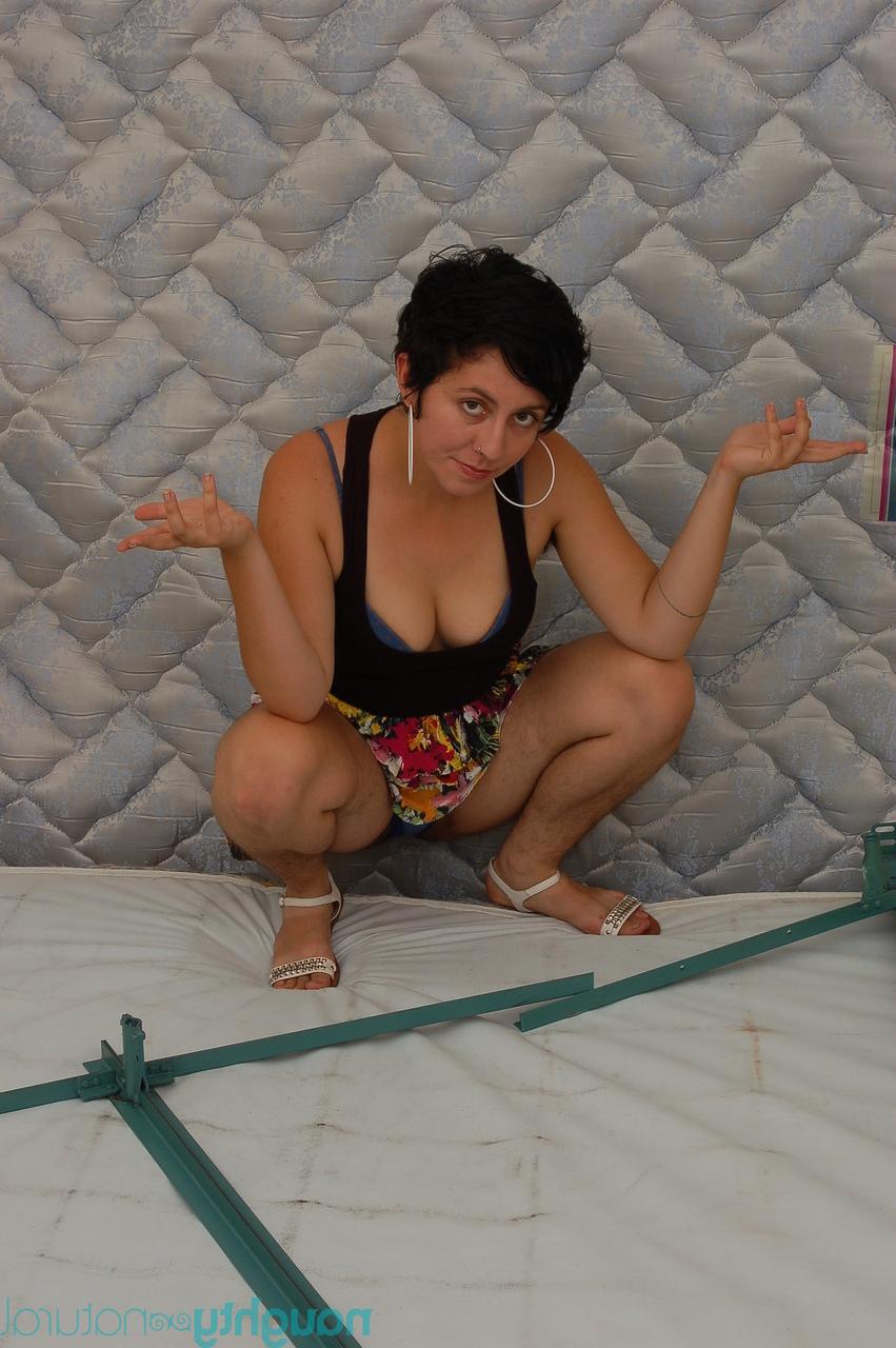 20P A amadora de cabelos curtos Nikki Silver revela seus talentos naturais e brinca com sua vulva espessa