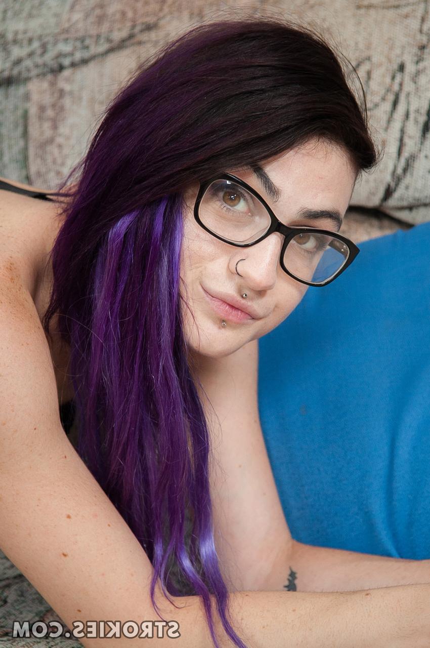20P Adolescente canadense com uma bunda grande Lydia Black dá uma punheta POV escaldante