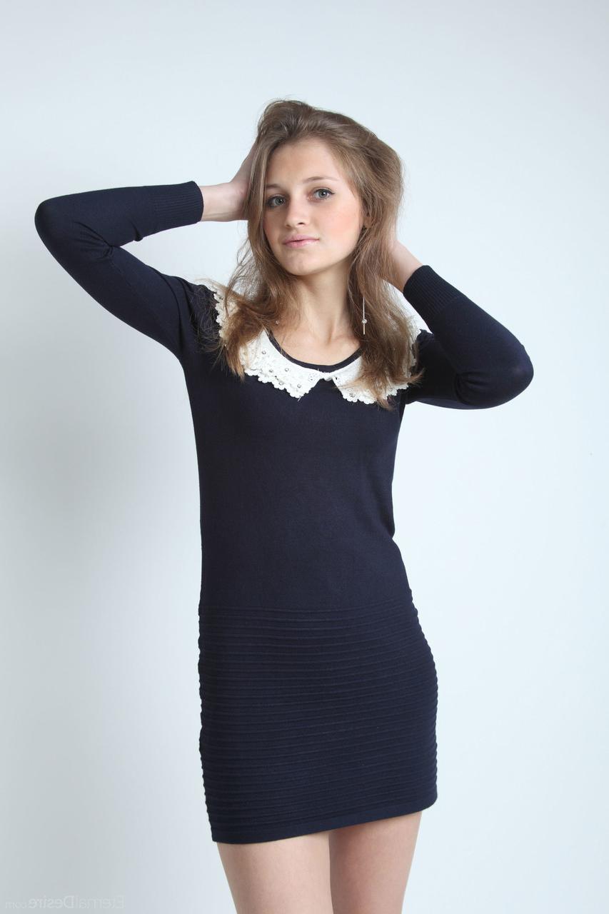 20P L'adorable fille Linessa montre son beau corps dans une robe sexy et nue.