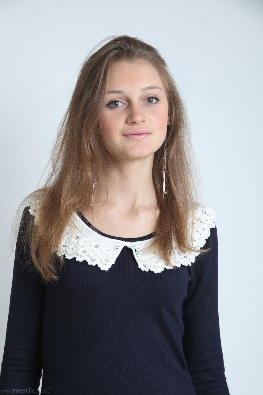 20P L'adorable fille Linessa montre son beau corps dans une robe sexy et nue.