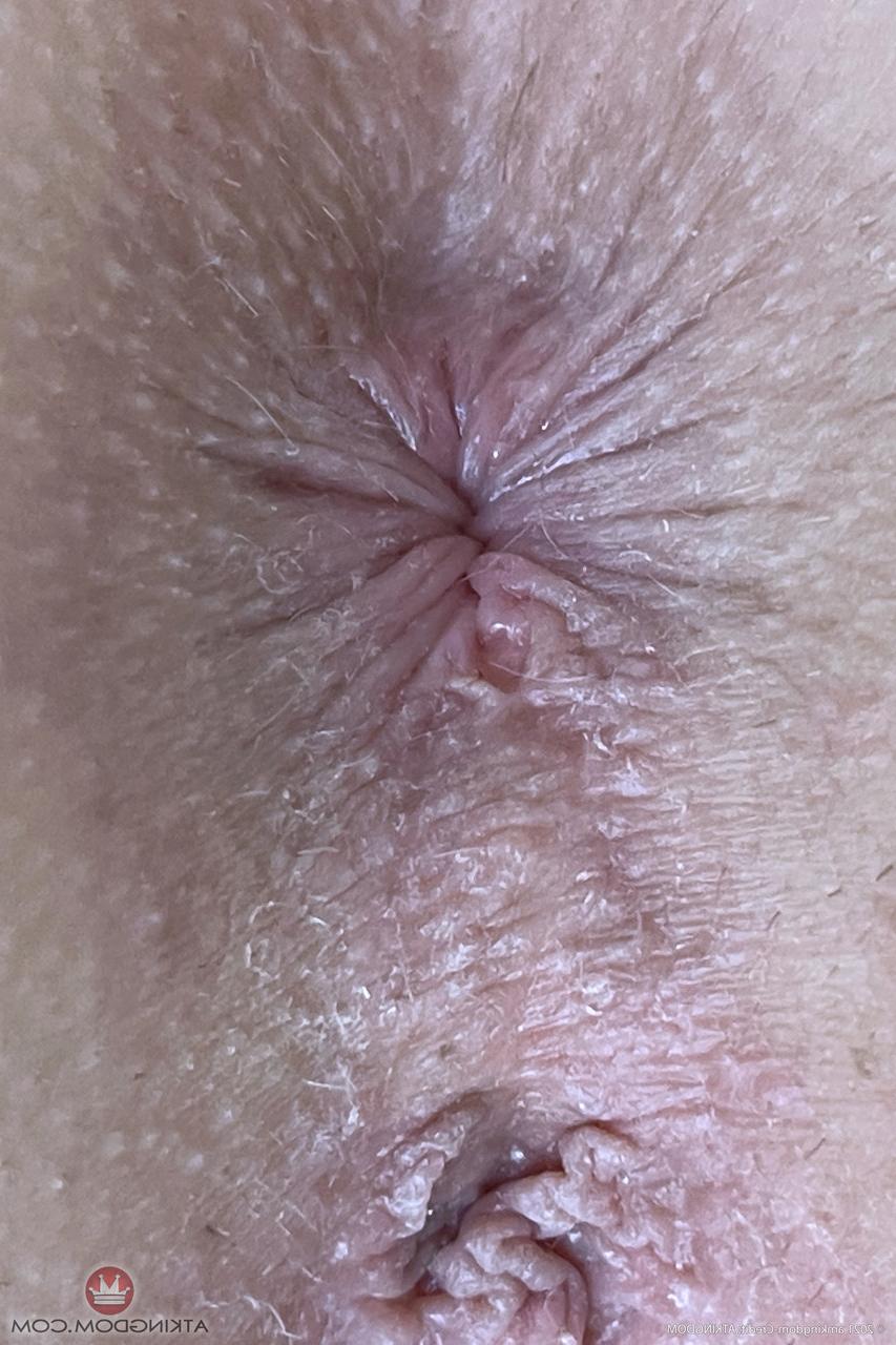 20P La pequeña adolescente amateur Anna Claire Clouds hace alarde de su culo redondo, sus agujeros y sus pies
