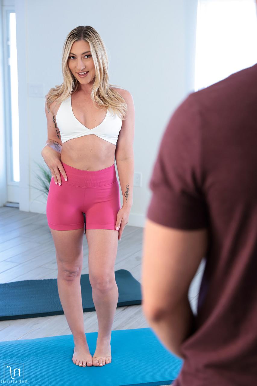20P A loira flexível Whitney tem seu castor comido e fodido em um tapete de ioga