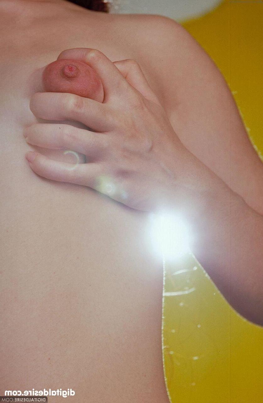 20P La brune sexy Deja Chan joue avec ses tétons gonflés et montre sa chatte rasée.