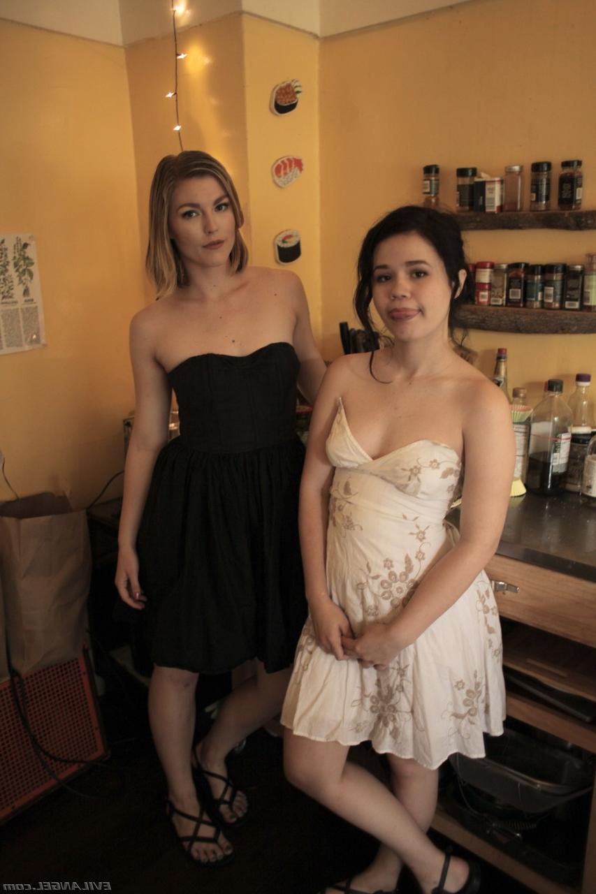 20P Las lesbianas calientes Ella Nova y Yhivi lamen el coño y juegan con verduras en la cocina