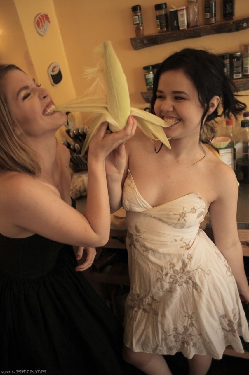 20P Las lesbianas calientes Ella Nova y Yhivi lamen el coño y juegan con verduras en la cocina