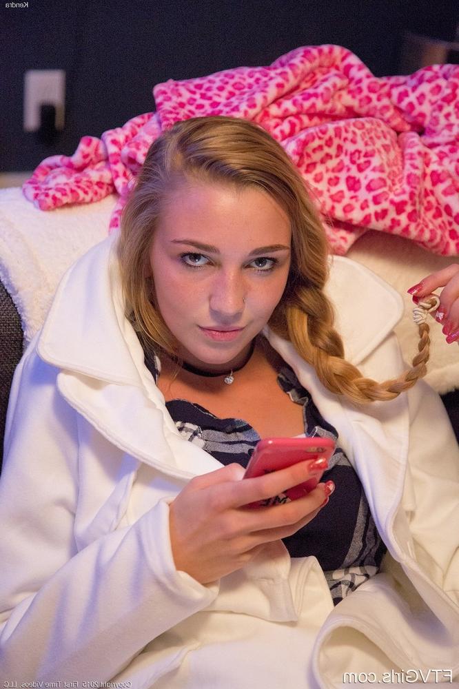 15P Une blonde habillée rentre chez elle après la fête pour dévoiler ses gros jeunes juggs après la douche