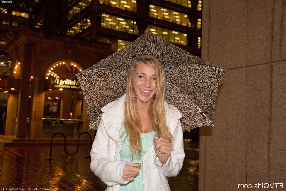 15P Une blonde habillée rentre chez elle après la fête pour dévoiler ses gros jeunes juggs après la douche