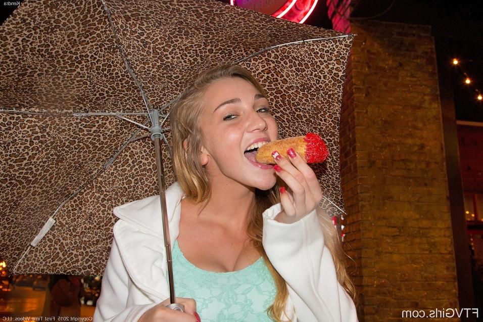 15P Une blonde habillée rentre chez elle après la fête pour dévoiler ses gros jeunes juggs après la douche