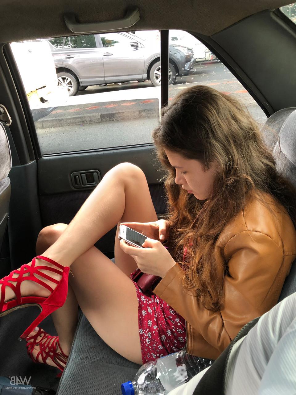 18P A adolescente latina brincalhona Irene Rouse posa nua e com suas roupas sexy