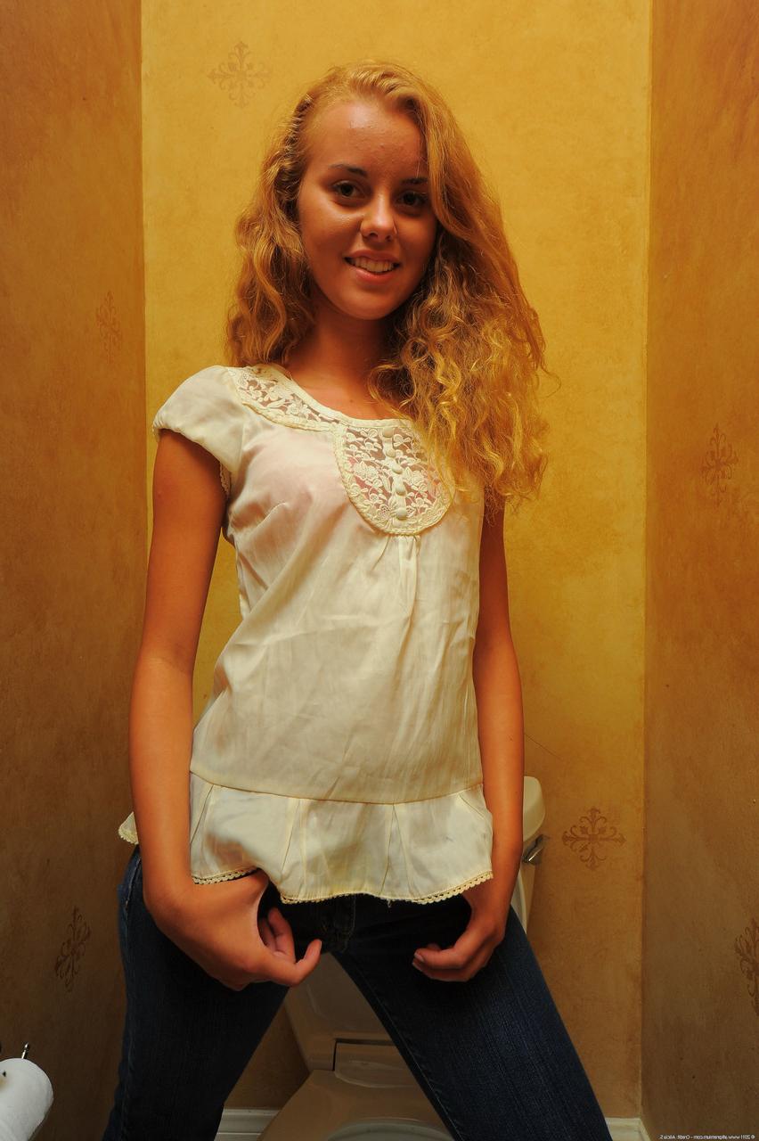 20P A adolescente amadora Jessie Rogers perde a roupa e faz xixi no banheiro