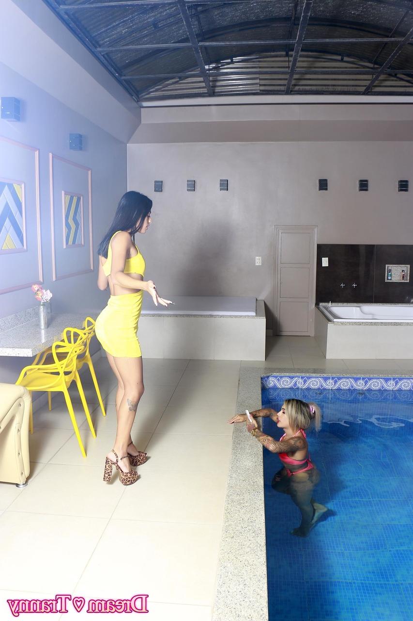 20P As gatas trans sexy Grazyelli Silva e Emanuelly Polly fazem sexo anal hardcore
