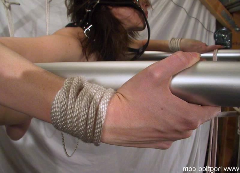 20P Molly Matthews, une salope bâillonnée, se fait suspendre par une corde et un bondage métallique.