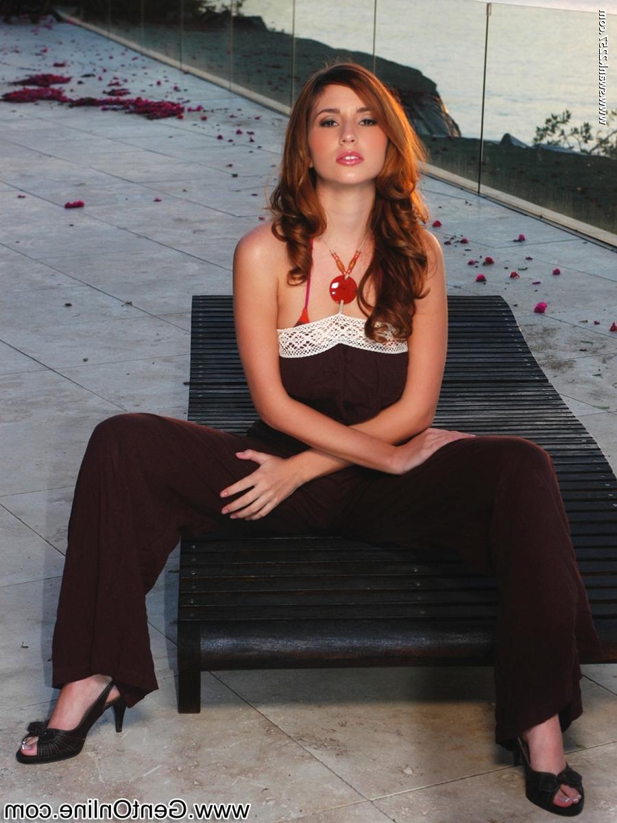 20P A mulher sexy Shay Laren revela seus peitos grandes e posa nua ao ar livre