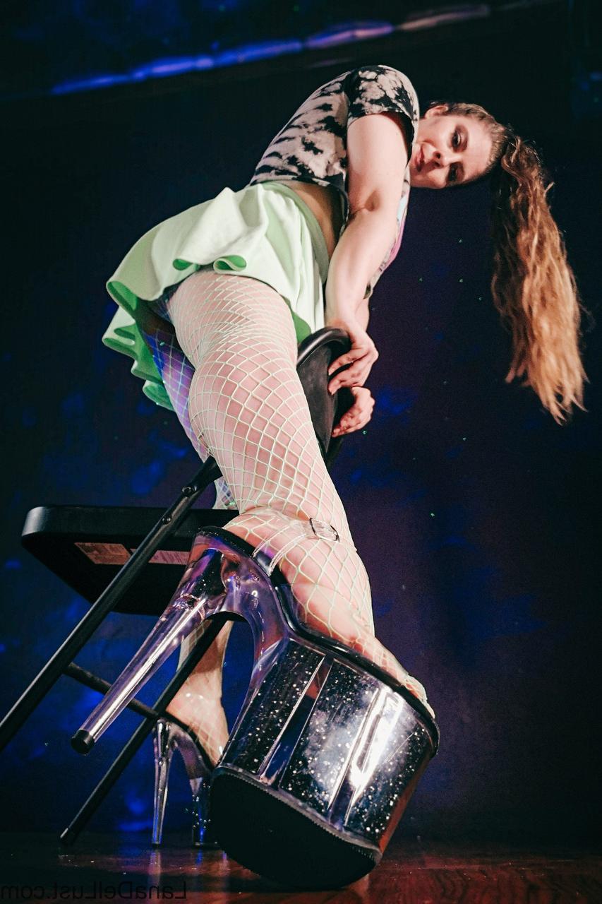 15P A atordoadora amadora gordinha Lana Del Lust posa e aperta seus peitos grandes