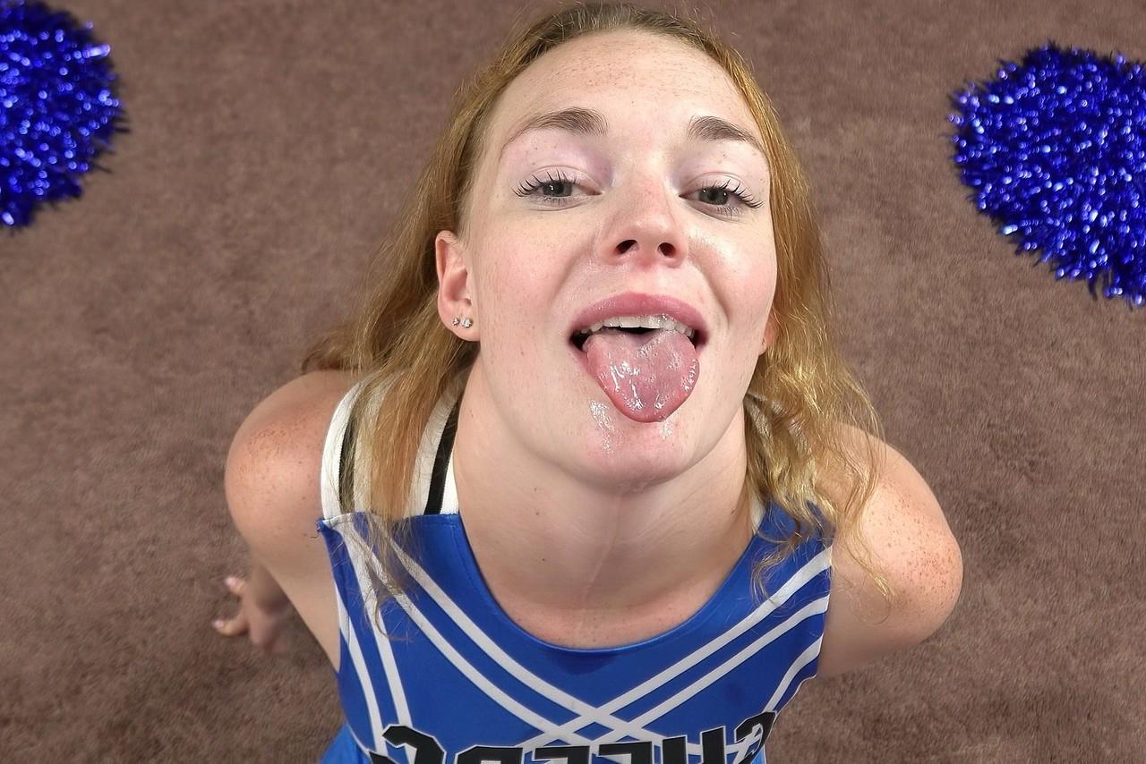 20P La sexy animadora Samantha Reigns le hace una mamada en POV a Logan Drake