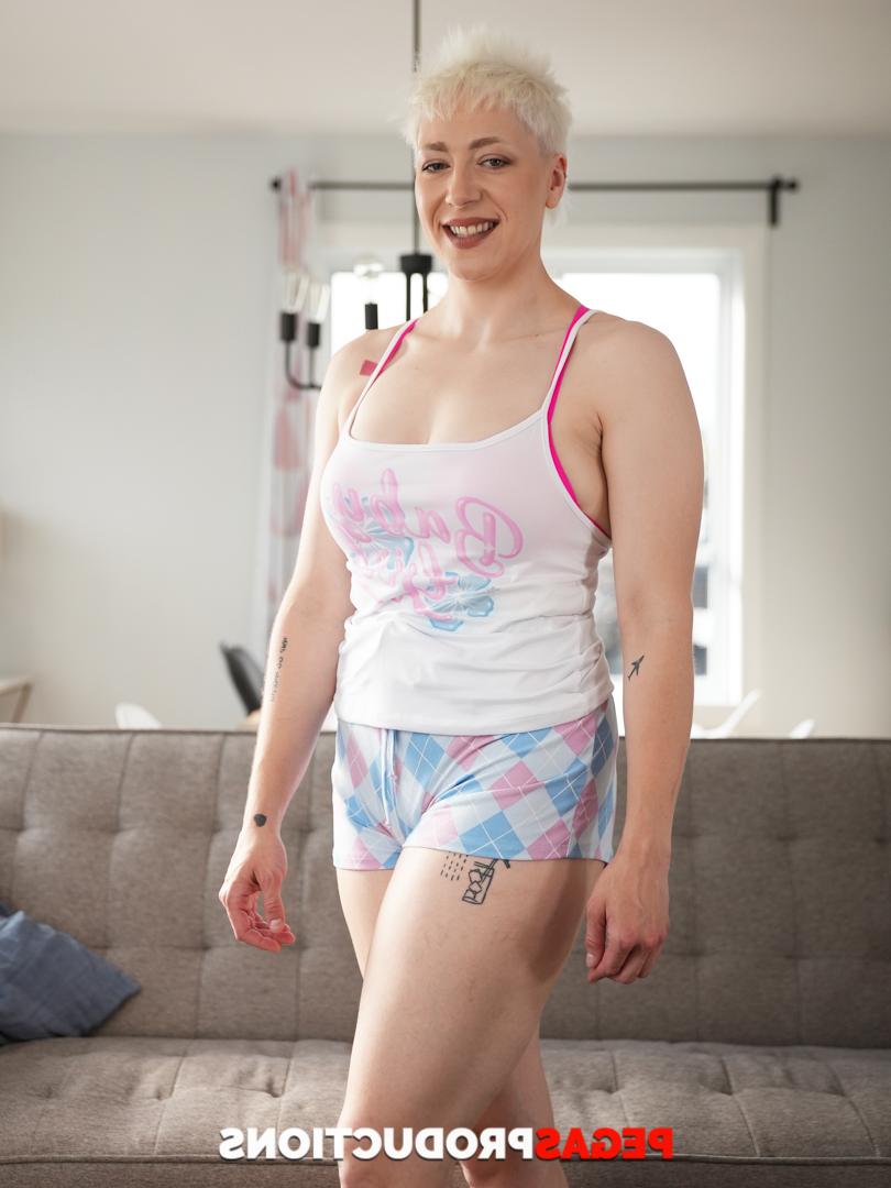 14P Blonde Soaked Peach shamelessly flirts with her stepbros in the living room