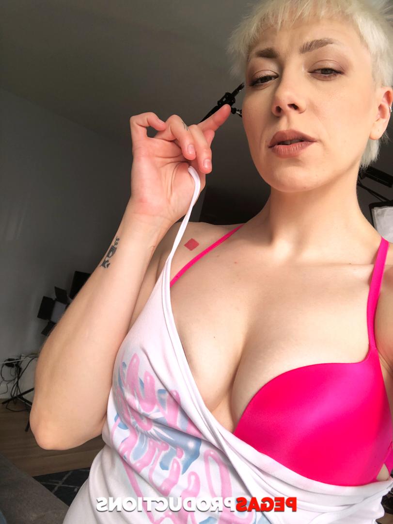 14P Blonde Soaked Peach shamelessly flirts with her stepbros in the living room