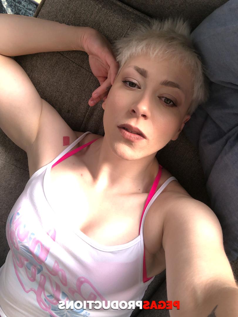 14P Blonde Soaked Peach shamelessly flirts with her stepbros in the living room