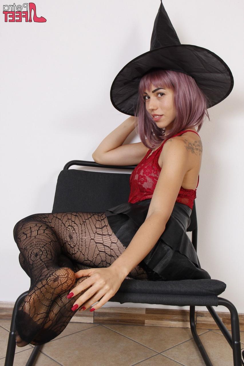 10P La guapa bruja Petra se quita los tacones altos mientras usa medias sexys
