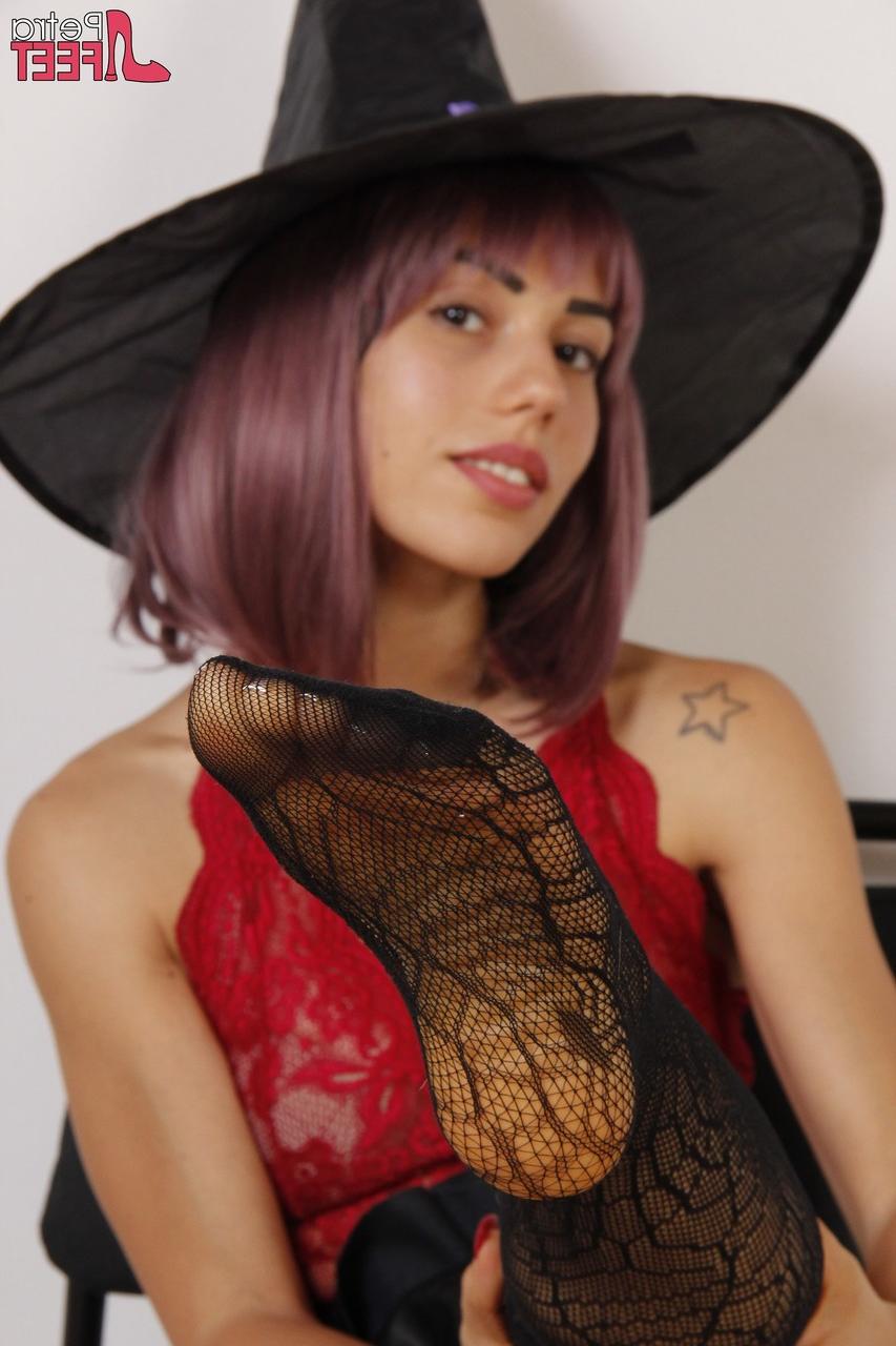 10P La guapa bruja Petra se quita los tacones altos mientras usa medias sexys