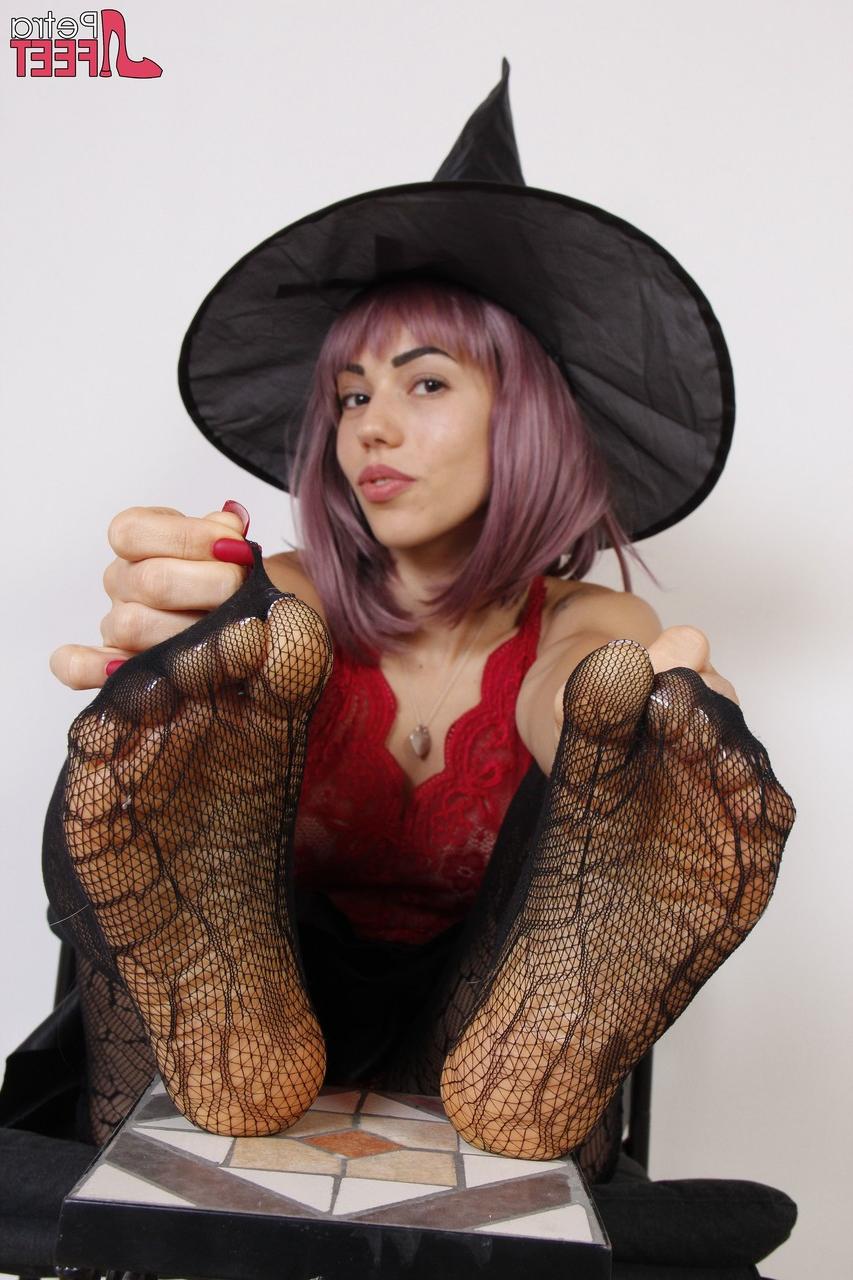 10P La guapa bruja Petra se quita los tacones altos mientras usa medias sexys