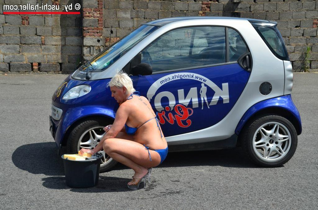 14P Mulher sozinha com cabelo loiro curto Jill Summer faz topless enquanto lava um carro