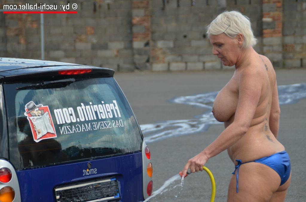 14P Mulher sozinha com cabelo loiro curto Jill Summer faz topless enquanto lava um carro