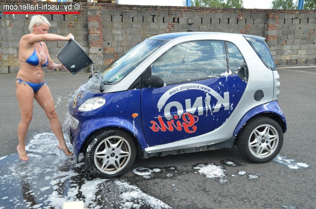 14P Mulher sozinha com cabelo loiro curto Jill Summer faz topless enquanto lava um carro