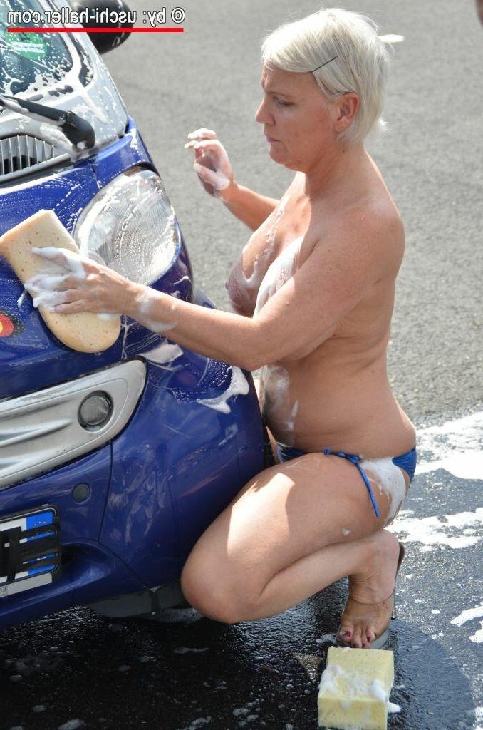 14P Mulher sozinha com cabelo loiro curto Jill Summer faz topless enquanto lava um carro