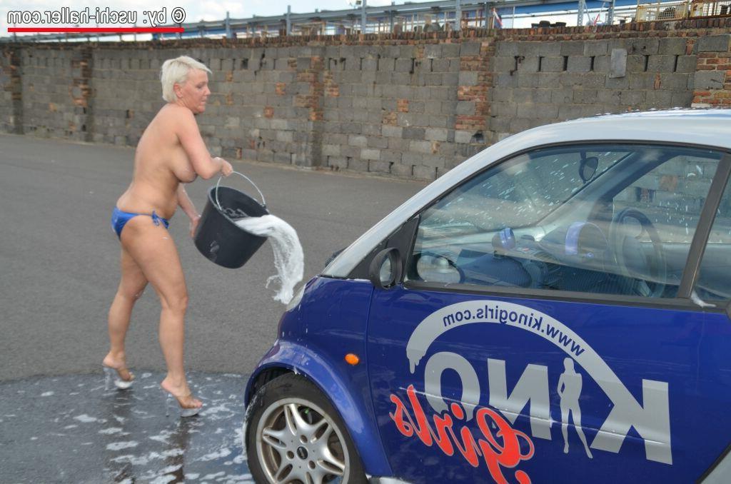 14P Mulher sozinha com cabelo loiro curto Jill Summer faz topless enquanto lava um carro