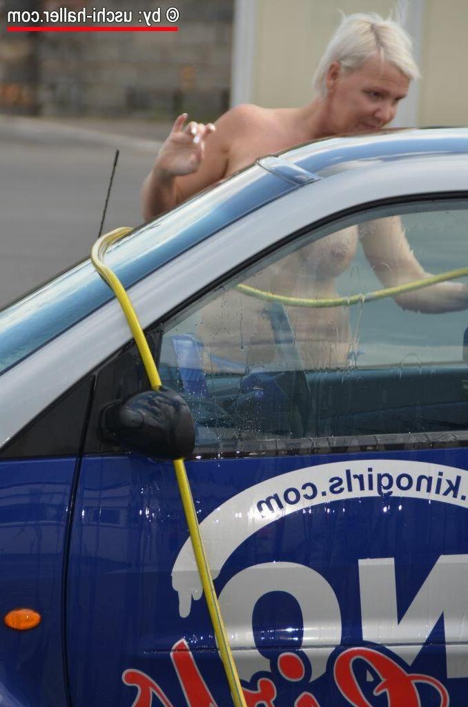 14P Mulher sozinha com cabelo loiro curto Jill Summer faz topless enquanto lava um carro