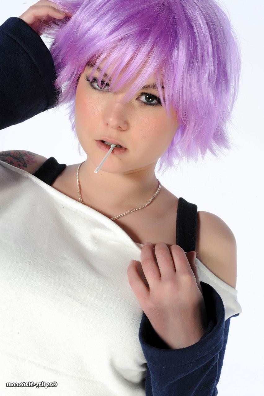 11P Garota de cabelo roxo Kasey Olsen espalhando sua buceta com pirulito na boca