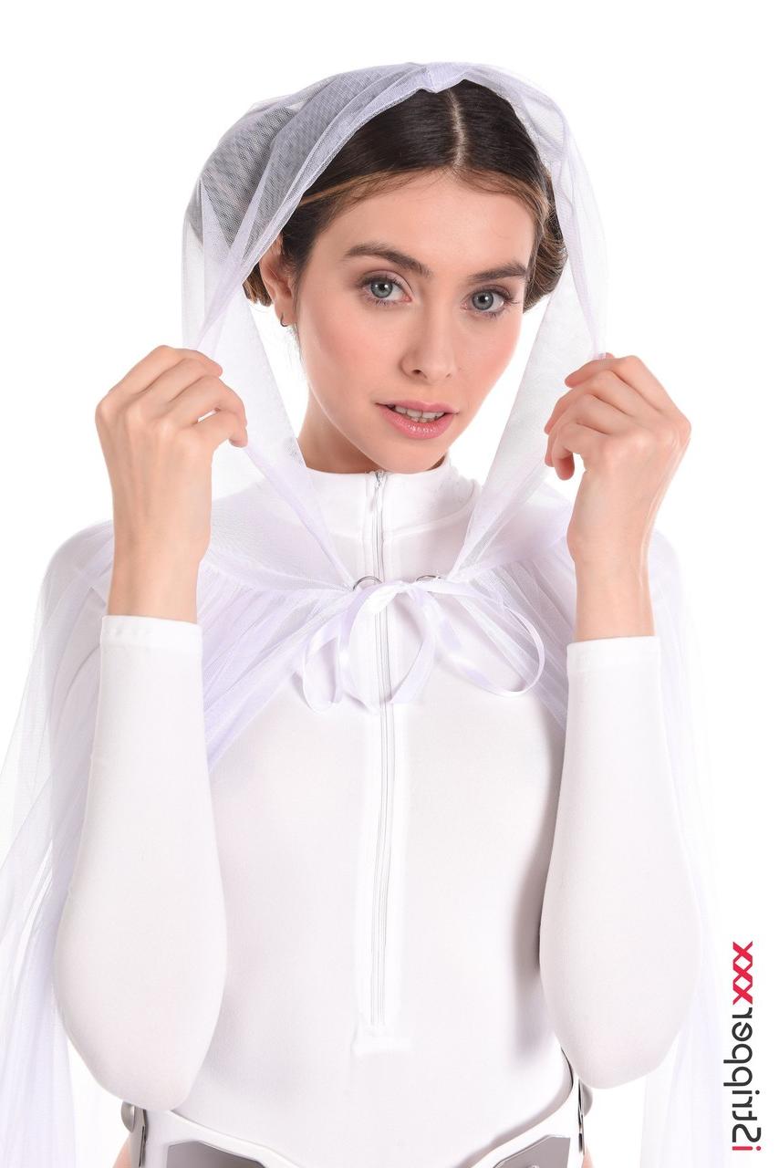 13P A linda garota Alissa Foxy toca sua buceta depois de tirar o traje de cosplay